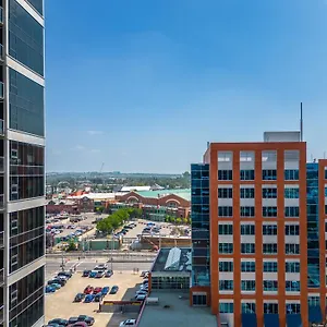 Chic 2br In Vibrant Downtown Apartment